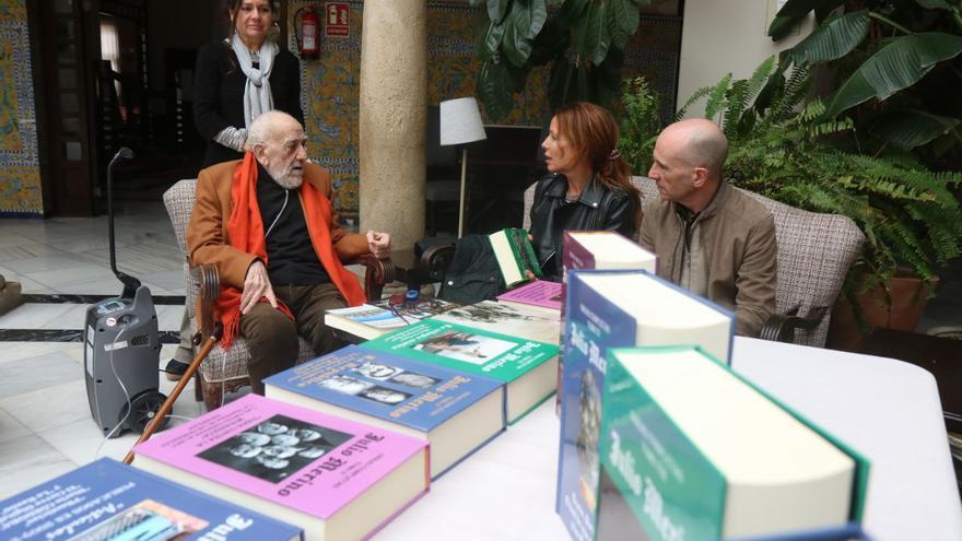 El escritor Julio Merino dona el conjunto de su obra a la Red Municipal de Bibliotecas