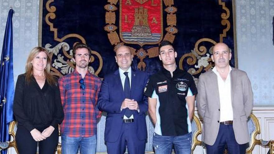 Eva Montesinos, Nico Terol, Gabriel Echávarri, Jorge Navarro y Gonzalo Gobert, ayer en Alicante.