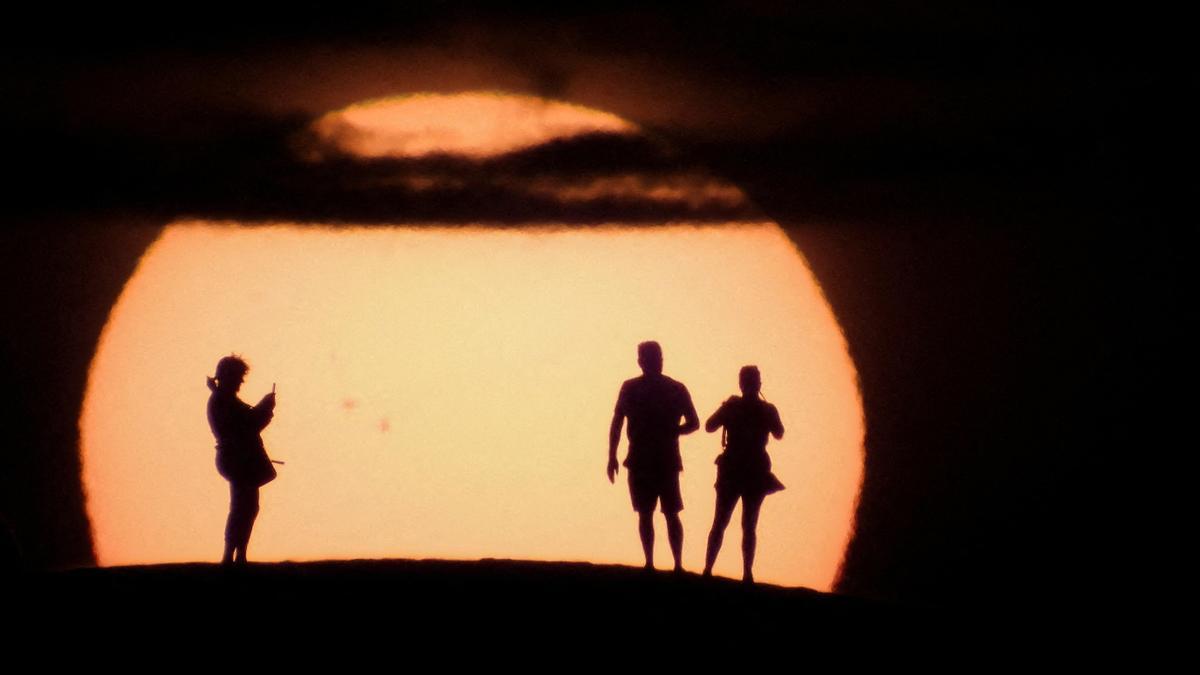 Turistas en las Dunas de Maspalomas (Gran Canaria) durante las abrasadoras temperaturas de verano en primavera.