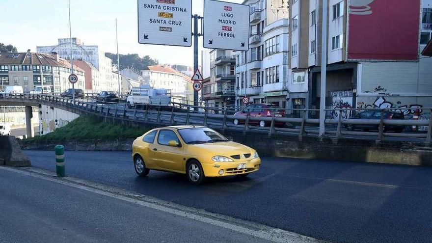 Coche circulando ayer por la mañana por el asfalto recién puesto la noche anterior frente a Copigal.