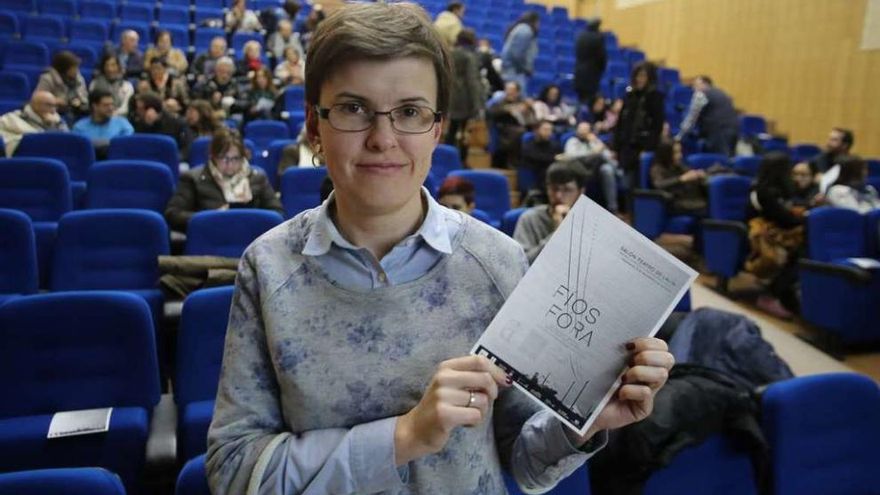 Marta Negro, onte, intres antes do comezo da proxección de Fíos fóra en Lalín. // Bernabé/Gutier