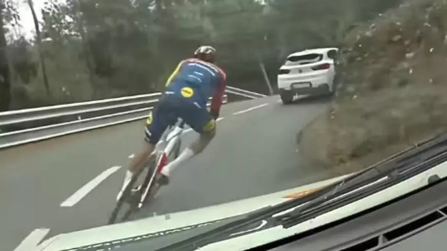 Polémica con Aleix Espargaró. ¡Adelantando coches en bicicleta de forma temeraria!