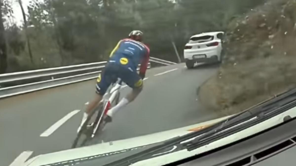 Polémica con Aleix Espargaró. ¡Adelantando coches en bicicleta de forma temeraria!