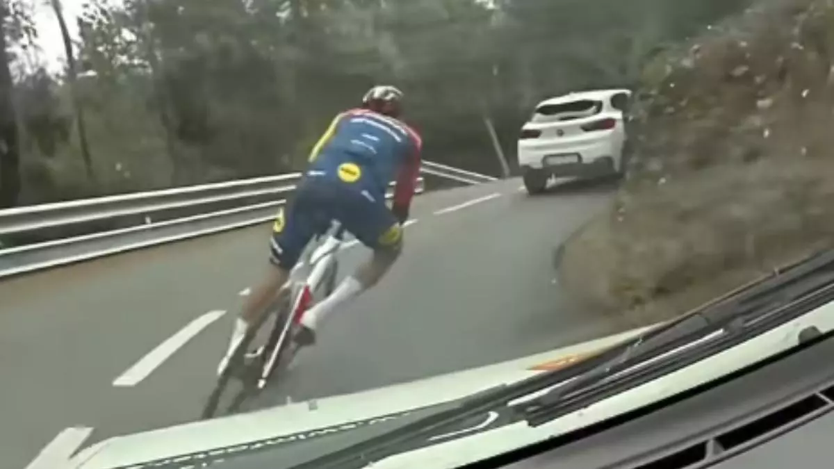 Polémica con Aleix Espargaró por un vídeo adelantando coches en bicicleta de forma temeraria