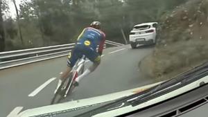 Polémica con Aleix Espargaró. ¡Adelantando coches en bicicleta de forma temeraria!