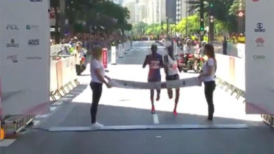 Cuando crees que vas a ganar, pero te adelantan en la línea de meta. ¡Increíble lo que pasó en la San Silvestre de Sao Paulo!