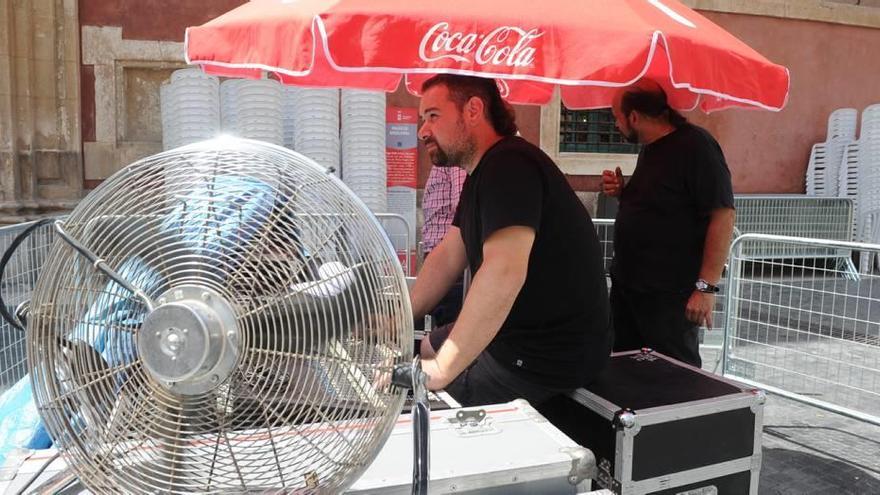 Los ciudadanos se refrescaban como podían ayer para paliar las altas temperaturas.