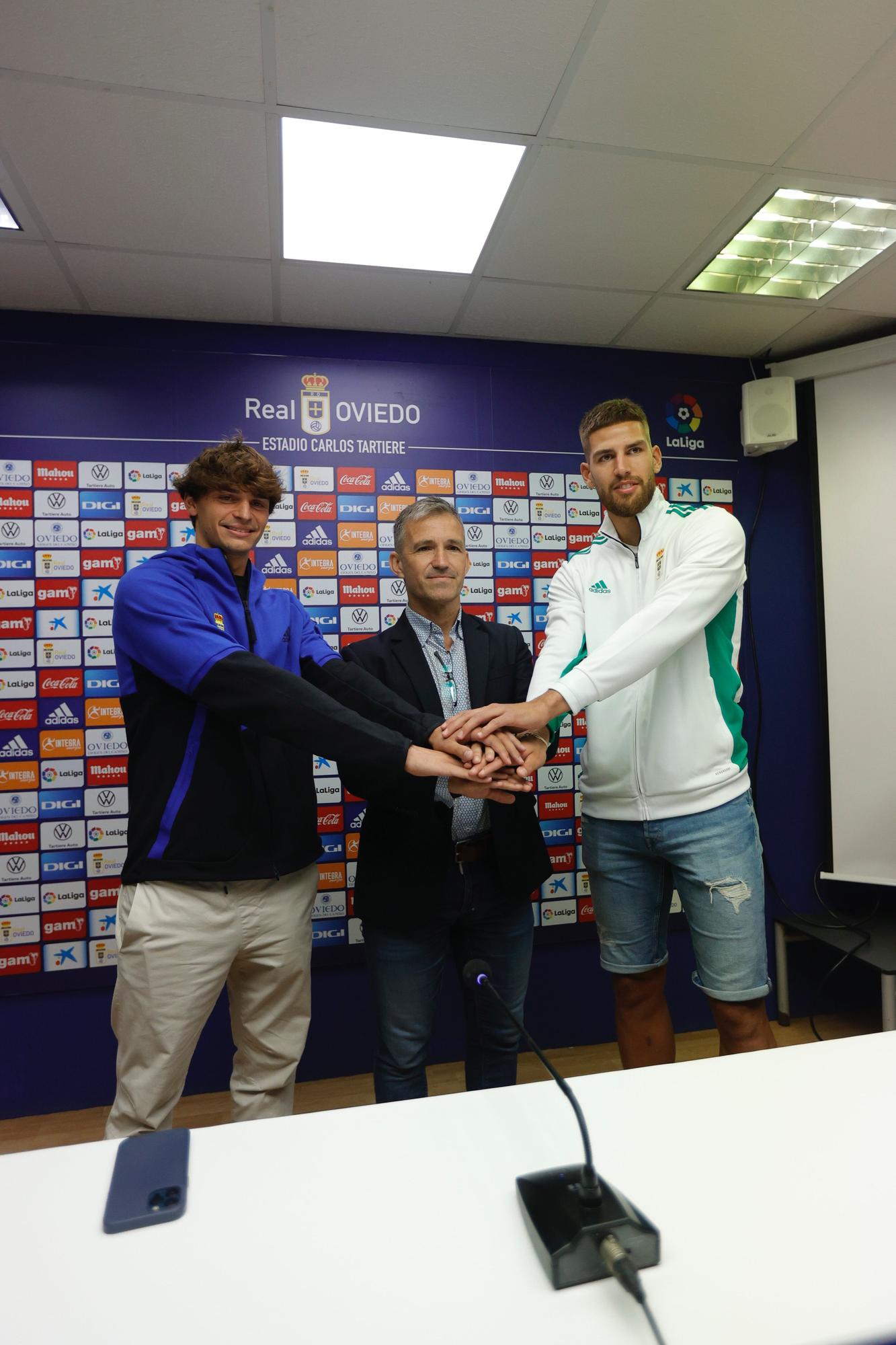 Las imágenes de la presentación de Luengo y Braat en el Oviedo y el entrenamiento azul