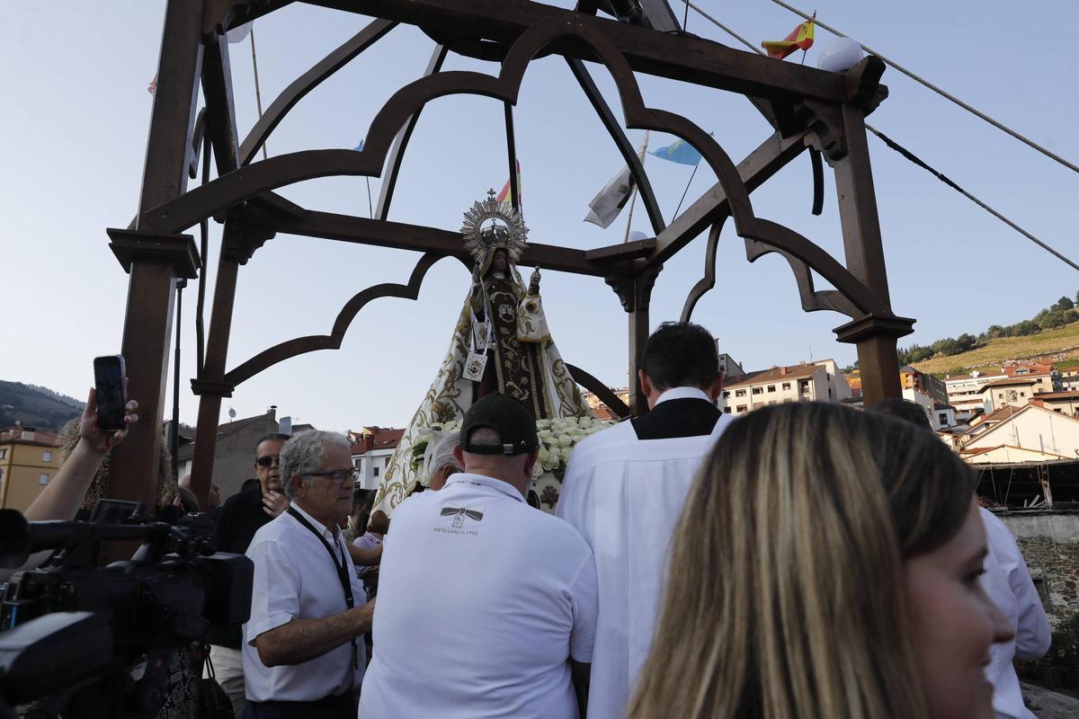 Así fue la impresionante Descarga que hizo temblar a Cangas del Narcea: 6.22 minutos de estruendo y casi 100.000 voladores en el cielo