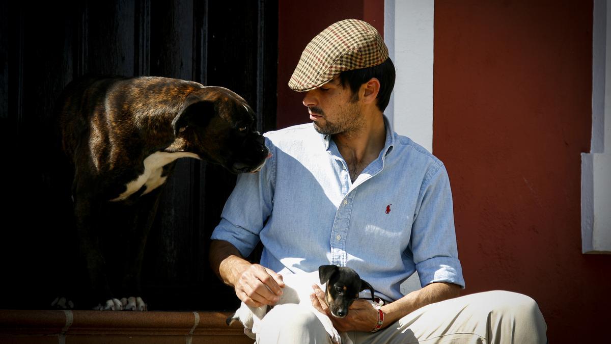 Miguel Ángel Perera jugando con sus perros.