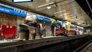 El andén de la estación de Cornellà Centre, este martes, repleto de material de obra