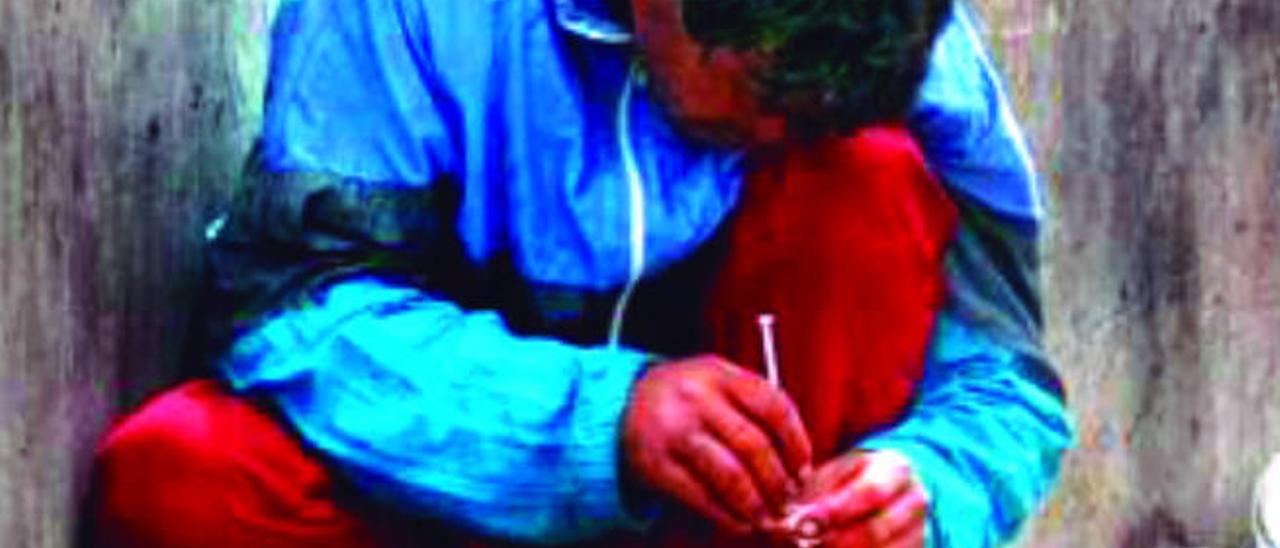 Un heroinómano consumiendo la droga.