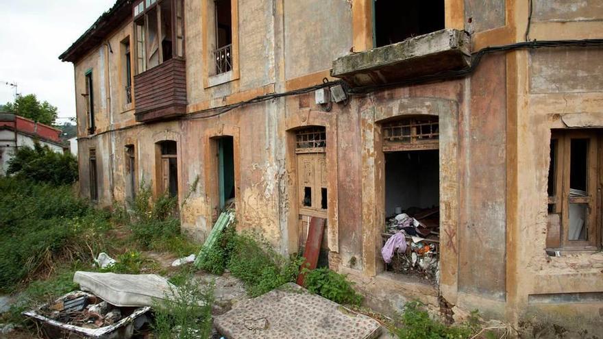 La casa en estado de ruina que los vecinos de Tuilla exigen derribar.