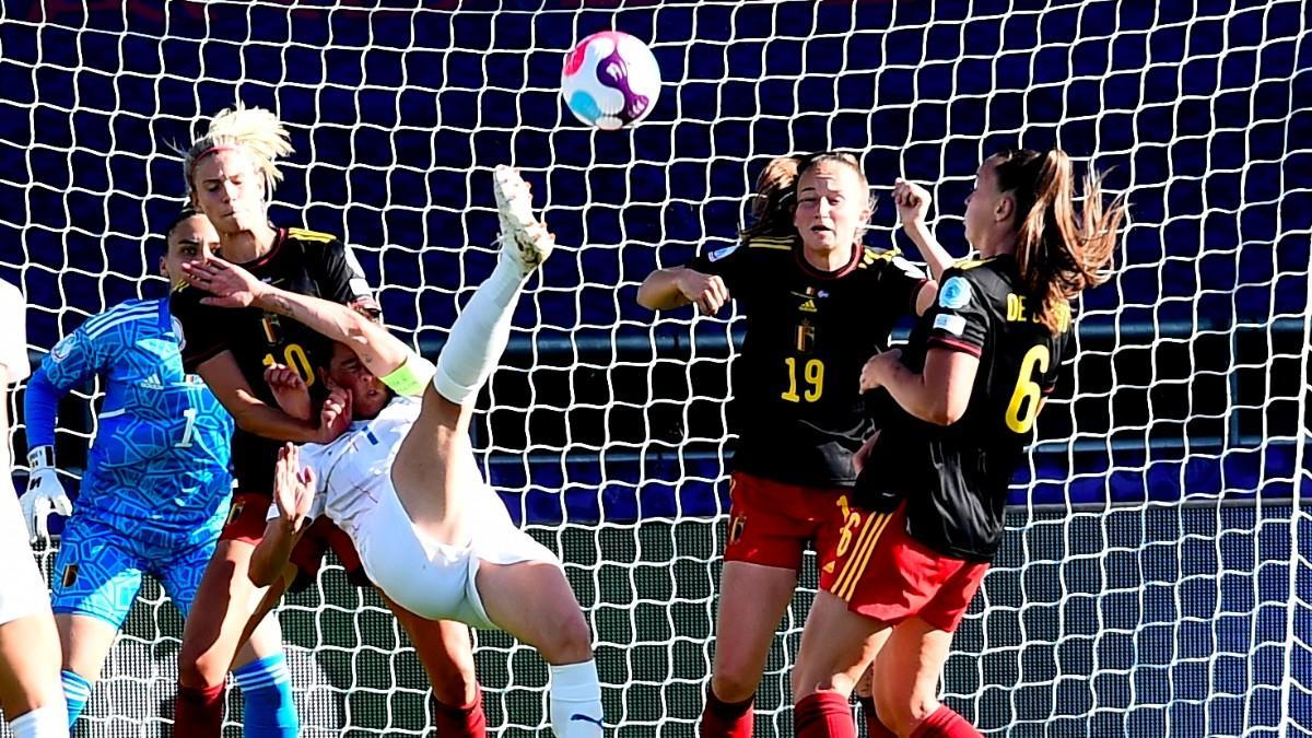 Gunnarsdóttir buscando el remate de chilena ante Bélgica