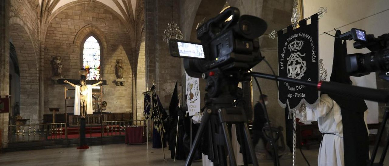 Una cámara de vídeo graba en el interior del templo de San Nicolás una estampa de la Semana Santa de Avilés.