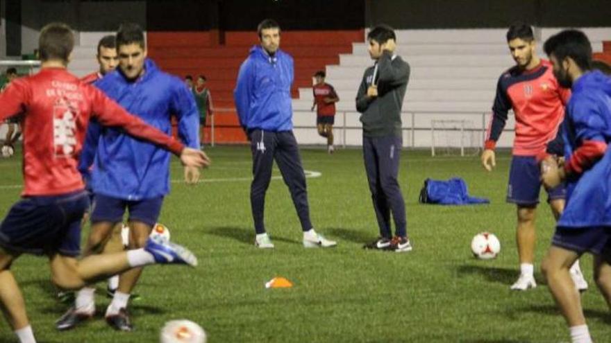 José Curiel durante uno de los entrenamientos de esta semana en el campo de O Morrazo. // G.N.