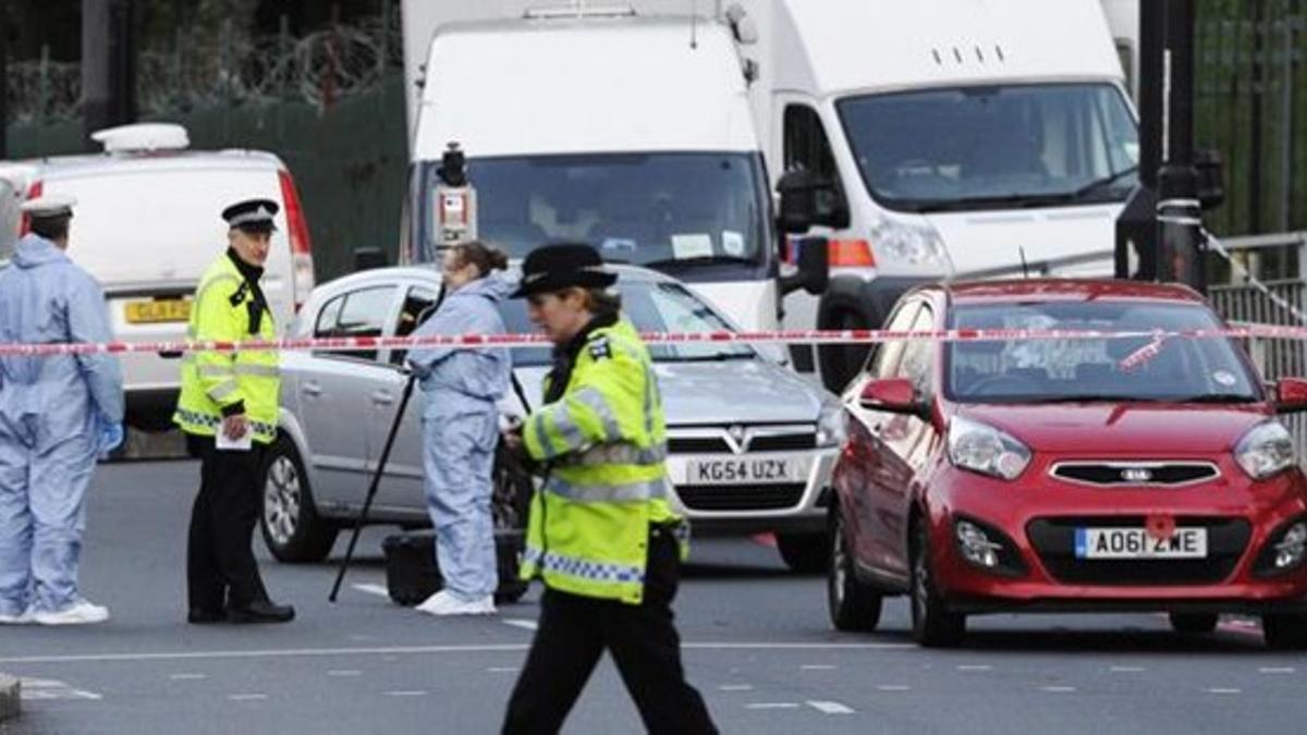 Policías acordonan la zona donde se produjo el asesinato del militar británico, en Woolwich (Londres).