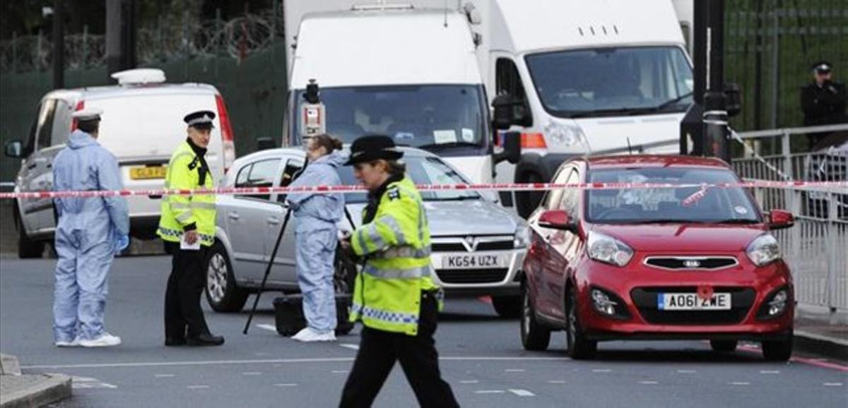 Policies acordonen la zona on es va produir l’assassinat del militar britànic, a Woolwich (Londres).