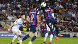 FC Barcelona’s Franck Kessie (C) heads the ball to score during a UEFA Champions League Group B soccer match between FC Barcelona and Viktoria Pilsen at Camp Nou stadium in Barcelona, Spain, 07 September 2022. EFE/ Enric Fontcuberta