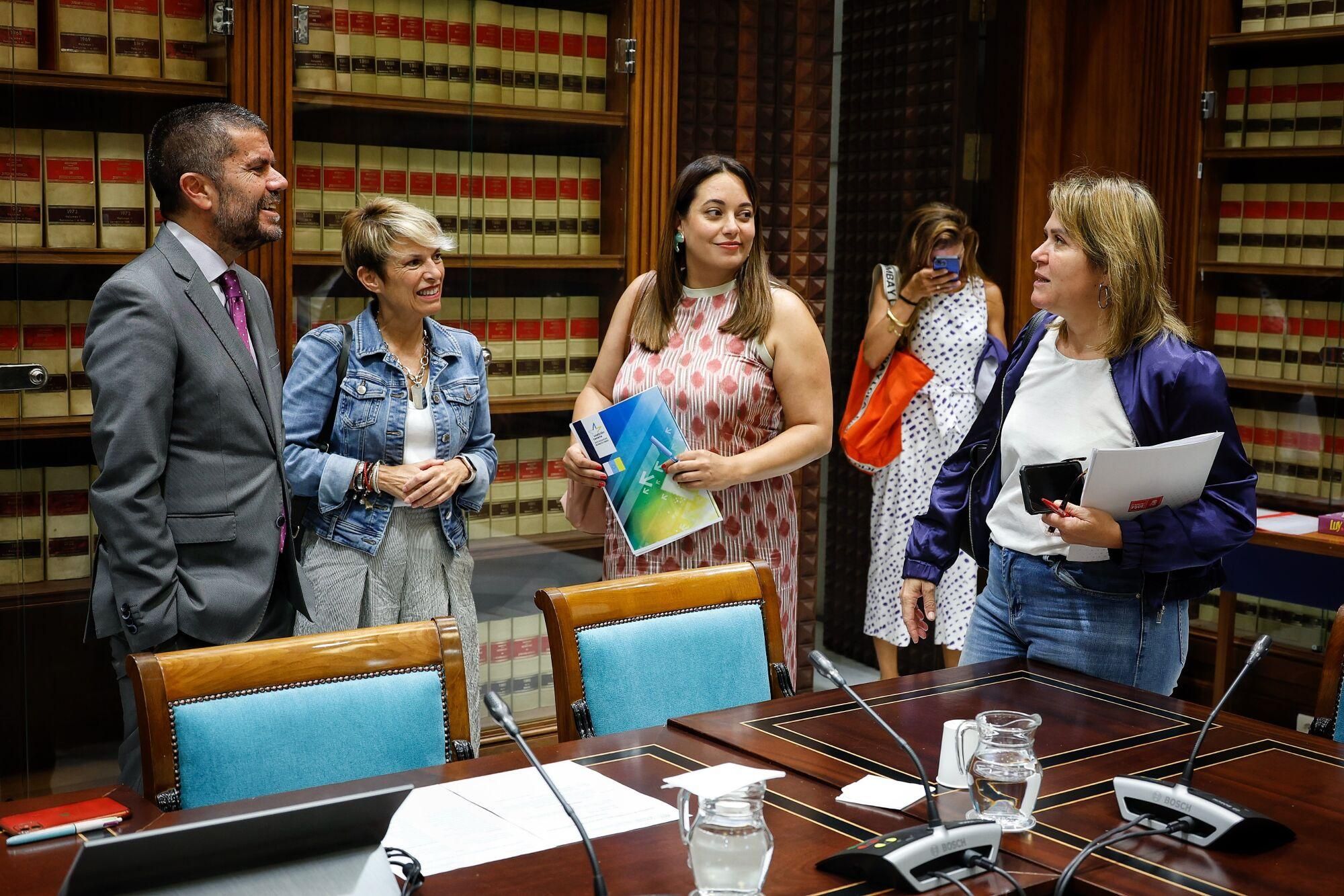 Los rectores canarios comparecen en el Parlamento regional para valorar la ley de ciencia.