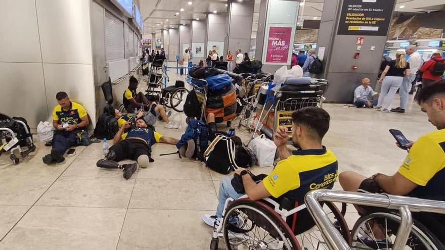 Los jugadores del Econy esperando una solución en la T2 del aeropuerto de Barajas
