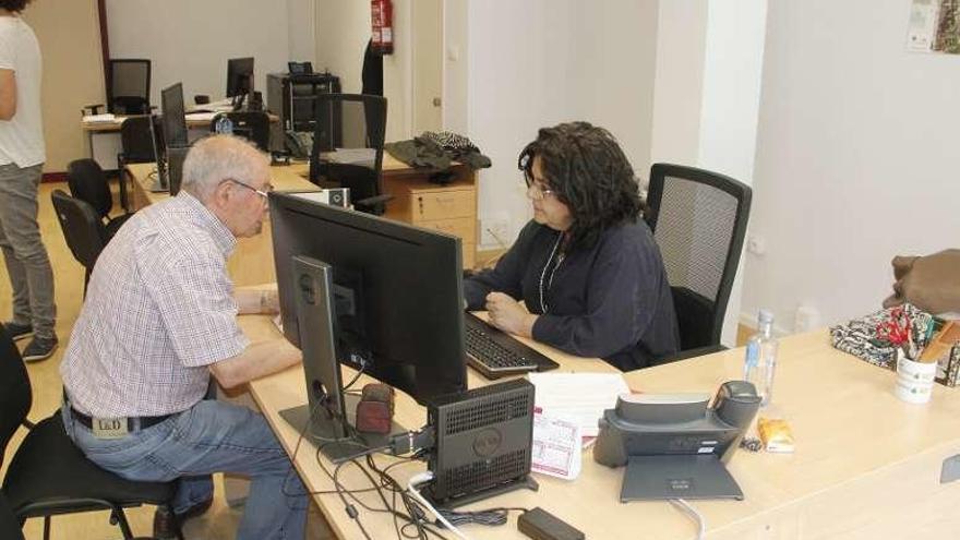 Un vecino, ayer, atendido en la nueva sede. // Santos Álvarez