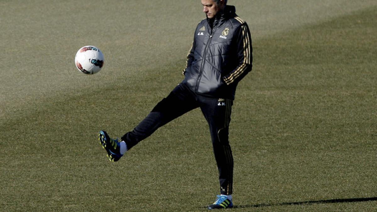 José Mourinho, durante el entrenamiento del Real Madrid, este viernes.
