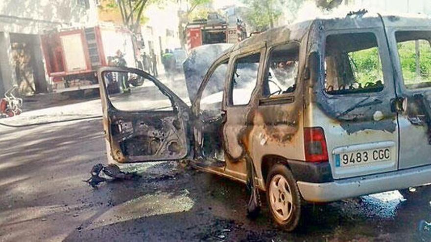 Intoxicado el dueño de un taller de chapa de Manacor al incendiarse una furgoneta