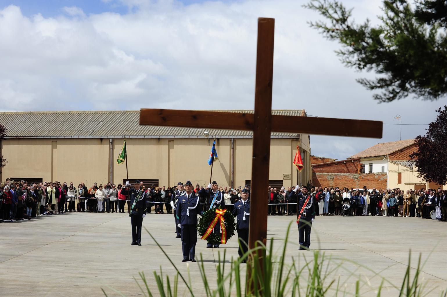 Izado de bandera en Burganes de Valverde