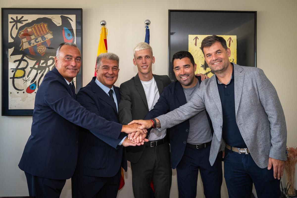 Dani Olmo firma su contrato con el FC Barcelona, en imágenes