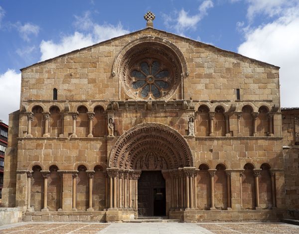 Su construcción está inspirada en la de la catedral de Nôtre-Dame-La-Grande de Poitiers