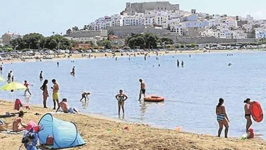 Muere en la playa de Peñíscola un turista de 83 años tras un infarto
