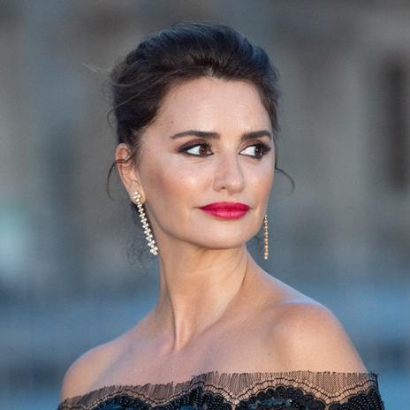 Penélope Cruz, elegancia absoluta con un vestido negro que no es lo que parece