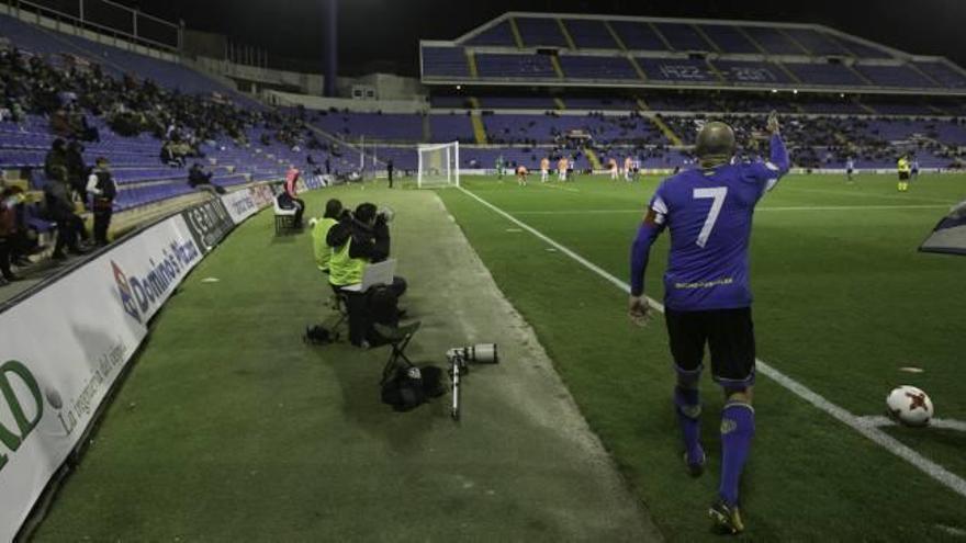 Chechu Flores se dispone, ayer, a sacar un córner desde el fondo norte.