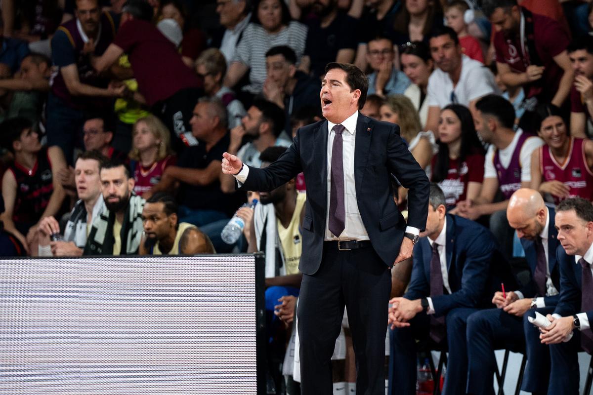 LÉRIDA, 19/04/2026.- El eentrenador del FC Barcelona, Xavi Pascual, durante el encuentro correspondiente a la fase regular de la Liga Endesa que disputan Hiopos Lleida y FC Barcelona, este domingo en el pabellón Barris Nord de Lleida. EFE/Álex López