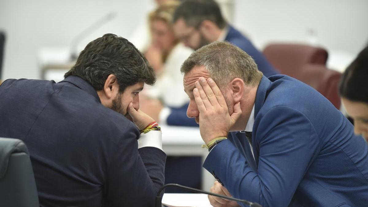 Fernando López Miras y Joaquín Segado, este miércoles en la Asamblea.