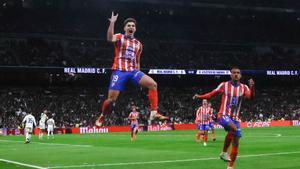 Julián Álvarez celebra su gol ante el Real Madrid, durante el partido de LaLiga en el estadio Santiago Bernabéu