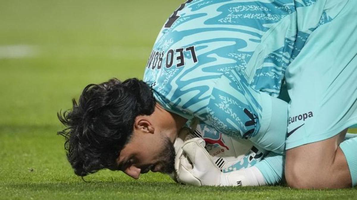 Leo Román se adueña de un balón en un partido de la pasada temporada.