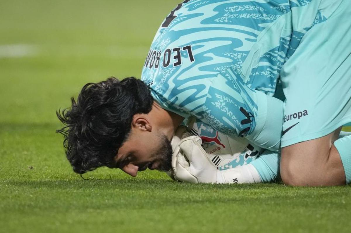 Leo Román se adueña de un balón en un partido de la pasada temporada.