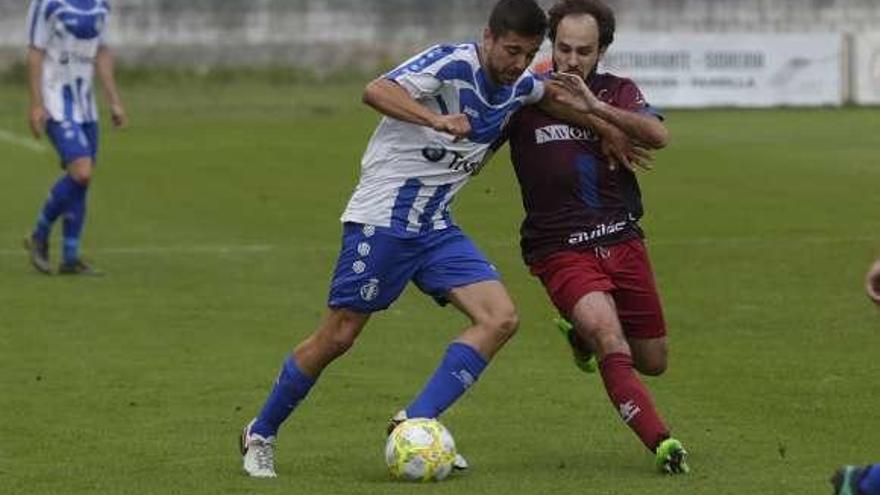 Ramiro de Lillo, del Avilés, pelea con Jonás, del Navarro.