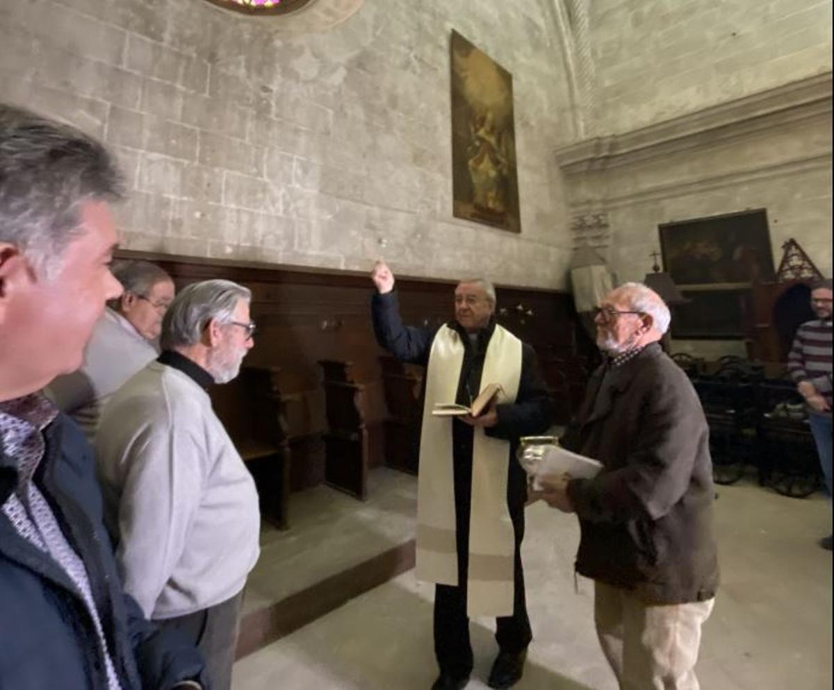 El obispo bendice el rosetón durante el acto celebrado este jueves en sa Pobla.