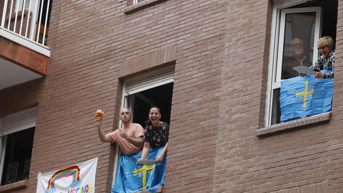 Varios avilesinos, en los balcones de sus casas celebrando la Comida en la Calle de 2020.