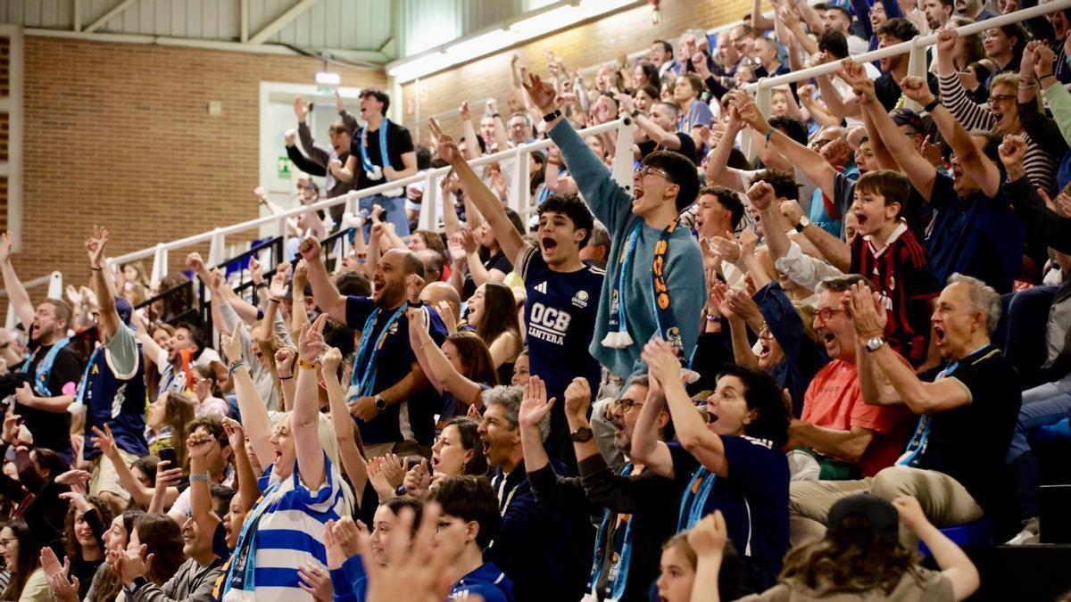 Pumarín vibra con el Alimerka Oviedo Baloncesto: centenares de aficionados siguen el partido en una pantalla gigante