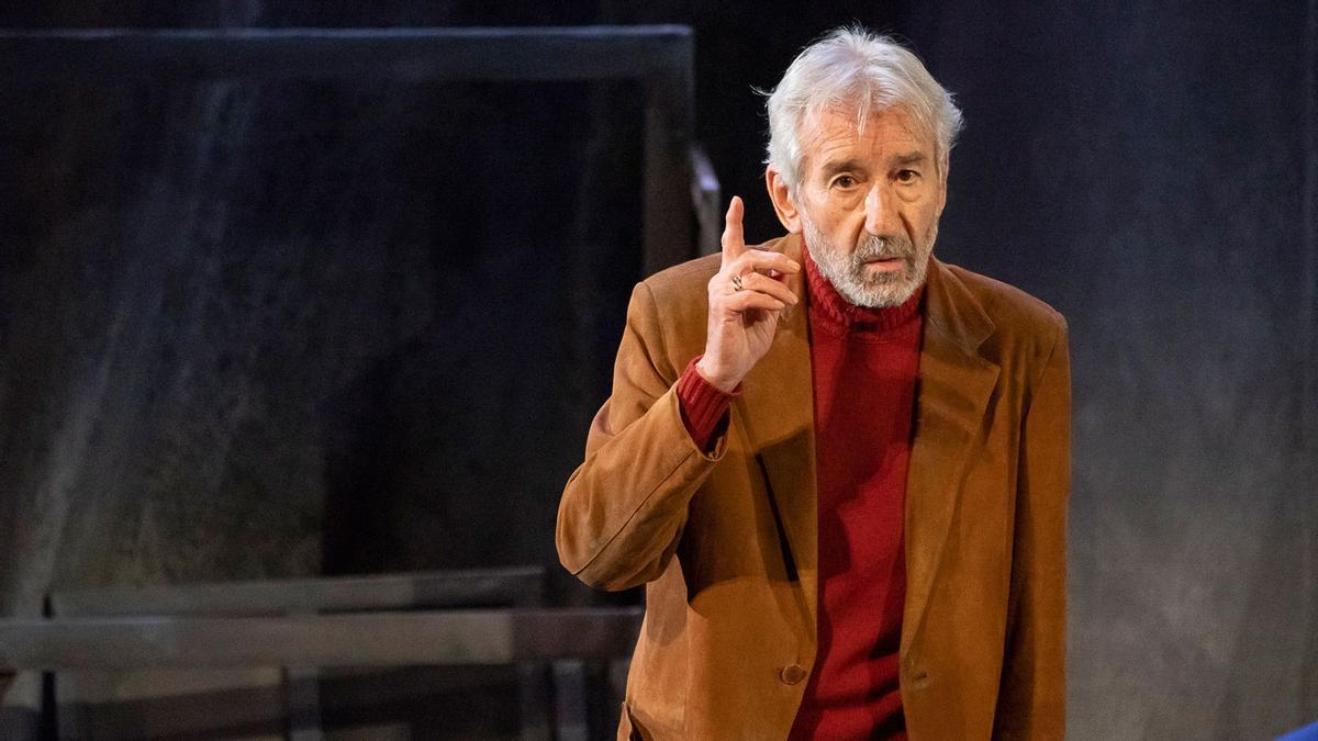 José Sacristán, en "Mujer de rojo sobre fondo gris", de Miguel Delibes.