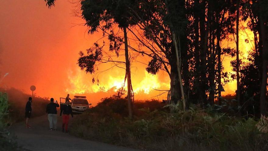 Incendios en Galicia | Las llamas avanzan sin control en Mondariz