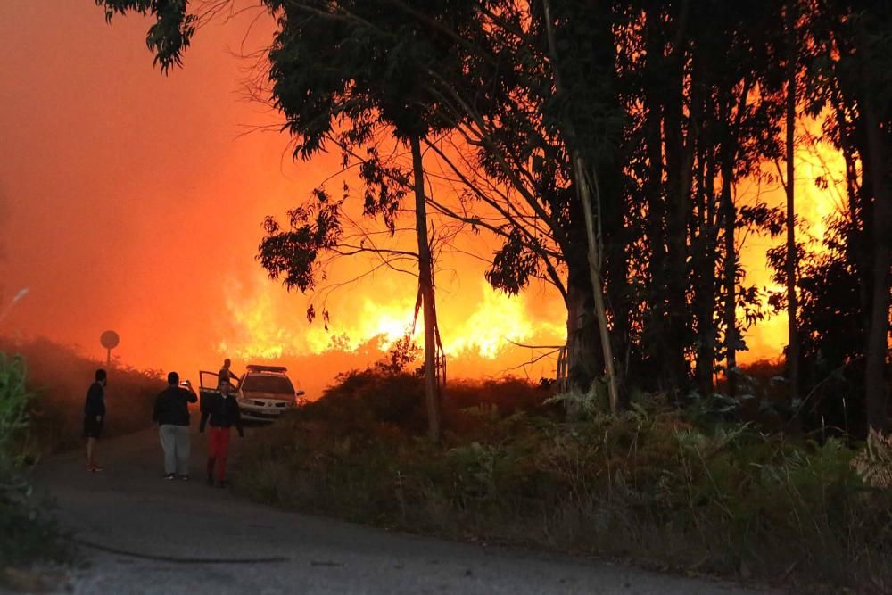 Más de 120 hectáreas arrasadas en el incendio forestal de Mondariz.