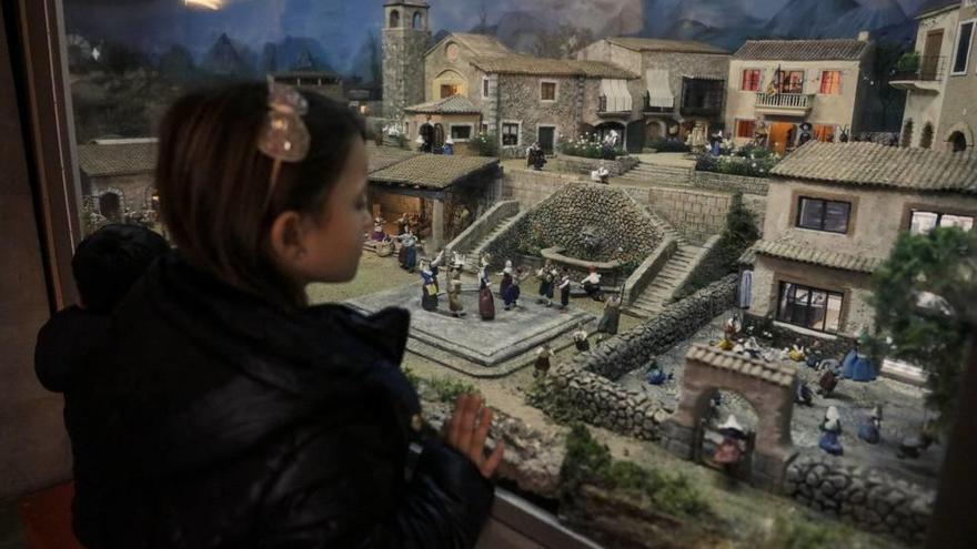 Una niña observa el belén expuesto en La Misericòrdia.