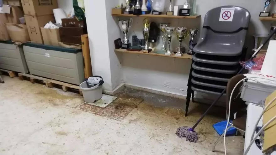 Problemas de aguas fecales e inundaciones en el local del club ajedrez Silla.