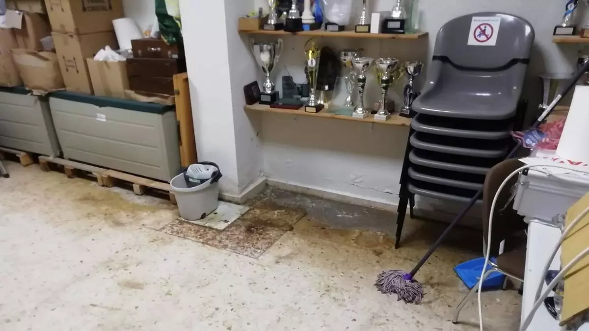 El Club Ajedrez Silla dice basta: abandona su local por las inundaciones y las aguas fecales
