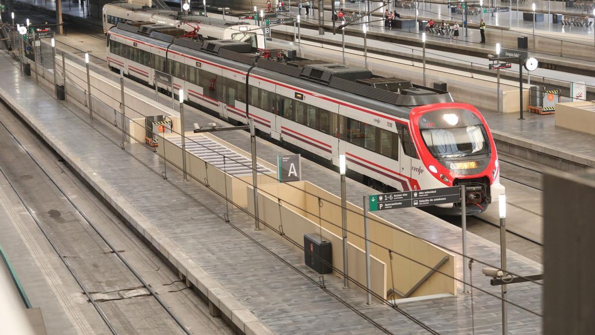 Un tren de Cercanías de la línea de Zaragoza llegando a la estación intermodal de Delicias.